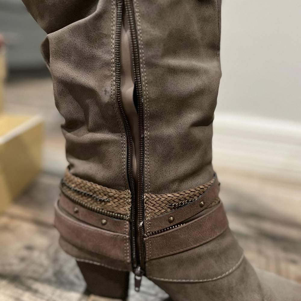 Size 11 boots, worn 1-2 times only